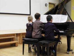 6-händiges Klavierspiel von Kindern 